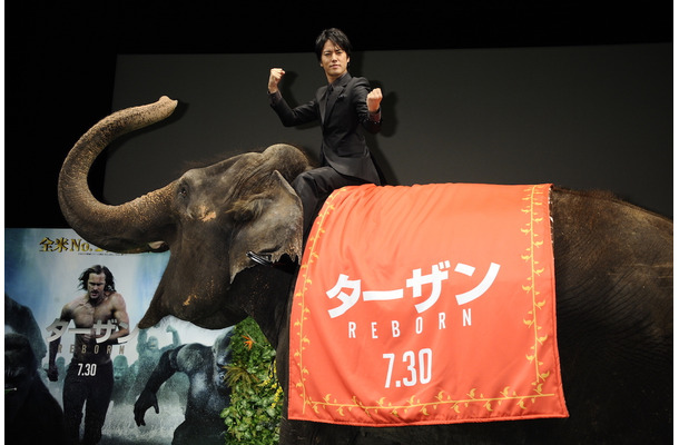 桐谷健太、ゾウにまたがり雄叫び！