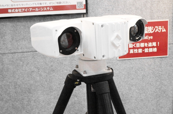可視光カメラと赤外線カメラを両方を搭載したコンパクト・カメラシステム「GeminEye」（撮影：防犯システム取材班）