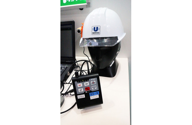 「U-BOX」は、カメラとヘッドセットをヘルメットに装着することで、ハンズフリーでの映像伝送、音声通話などを行うことができる（撮影：防犯システム取材班）