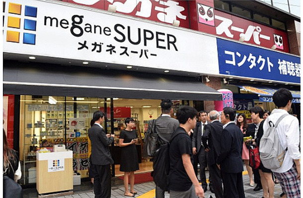 広い店内スペースを持つ「新宿中央東口店」では、様々なアイウェアをラインナップ