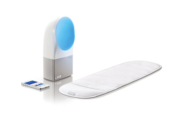 「Withings Aura」は、マットレスの下に敷く”スリープセンサー”と、光と音で快適な睡眠環境を作る”ベッドサイドデバイス”と、スマートフォンのアプリを組み合わせたシステム