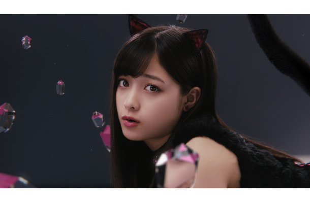 橋本環奈が黒猫に 17歳と思えない大人の仕草 動画 Rbb Today
