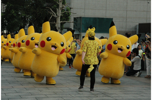 ピカチュウが横浜で大量発生中 一度は見たい大行進も Rbb Today