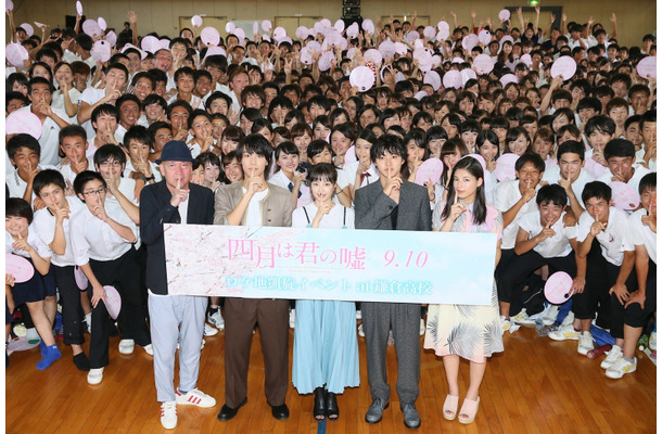 広瀬すず、鎌倉高校をサプライズ訪問！高校生が大興奮「転校してきて！」