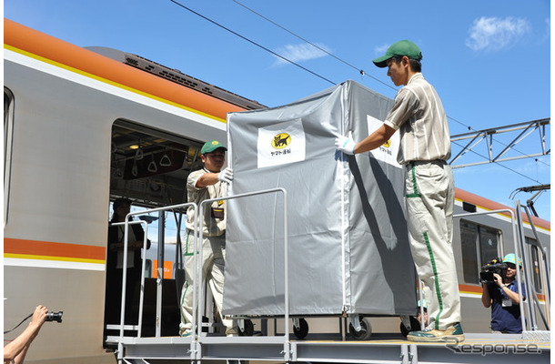 東京メトロ10000系車両に、宅配の荷物が積み込まれる