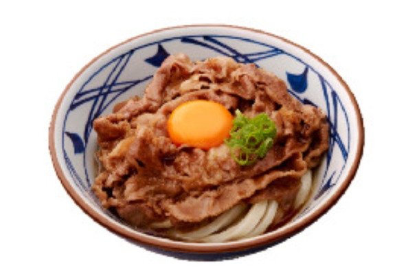 丸亀製麺が「牛すき釜玉うどん」！甘辛い割り下で焼いた牛肉に玉子をのせて