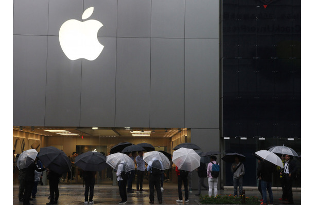 2015年のiPhone 6sシリーズの発売の様子。東京・銀座のAppleStore（C）Getty Images