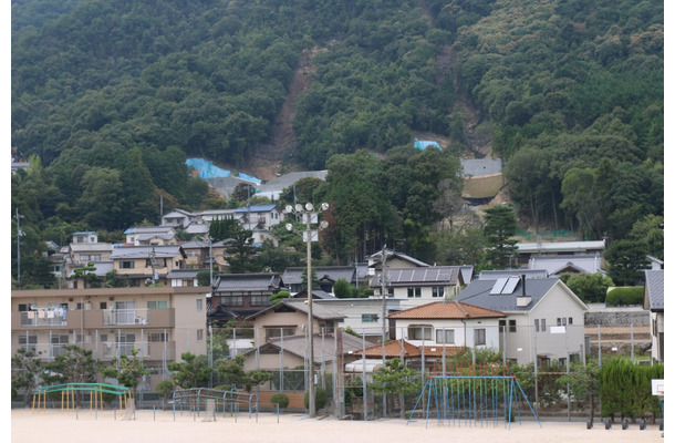 2014年8月に発生した豪雨よる広島市北部の土砂災害では、避難勧告は災害発生後に発表された。こうしたケースは“想定外”の要素が加わった時には十分に起きうるという。写真は、大きな被害があった広島市安佐南区。現在でも山肌には生々しい土砂災害の跡が残っている（撮影：防犯システム取材班）