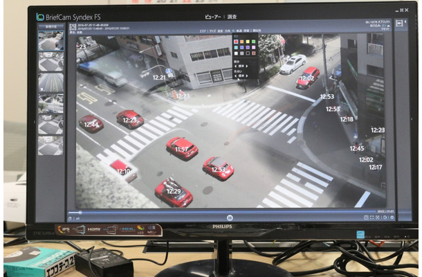 「BriefCam Syndex FS」の条件設定で「赤」の被写体のみを抽出した映像。被写体には何時何分の映像かというタイムスタンプを表示させることもできる（撮影：防犯システム取材班）