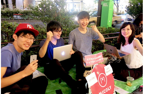 Apple Store表参道に並ぶ大学生4人組。左から2番目の男性は、今春、同店で「iPhone SE」を一番で購入したという