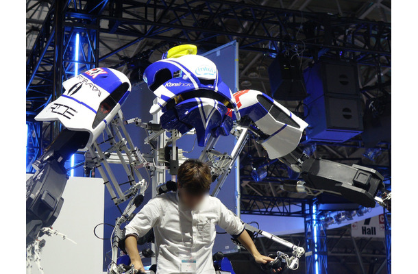 インテルブースで、ロボットに乗った気分を味わう……東京ゲームショウ 2016