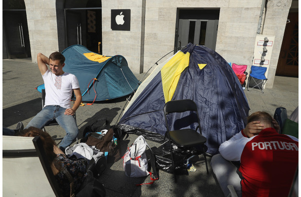 ドイツ・ベルリンのApple StoreでiPhone 7の発売を待つファンたち （C）Getty Images