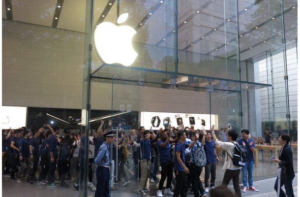 iPhone 7/7 Plus発売！ Apple Store表参道で200人の行列