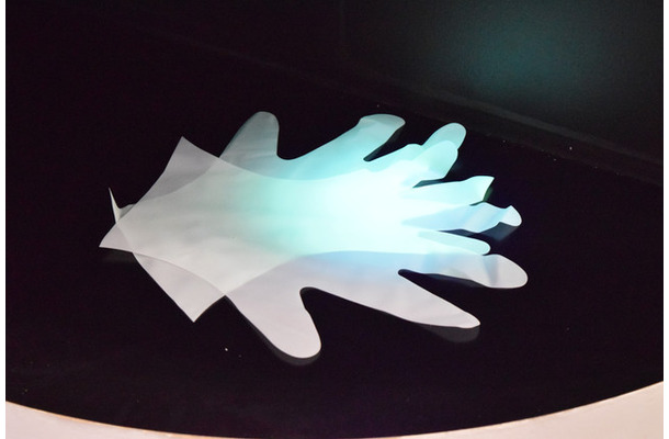 「プラネタスMEグローブ」は「UV光を当てると光る」という独特の方法で異物混入を防ぐ食品工場用手袋（撮影：防犯システム取材班）