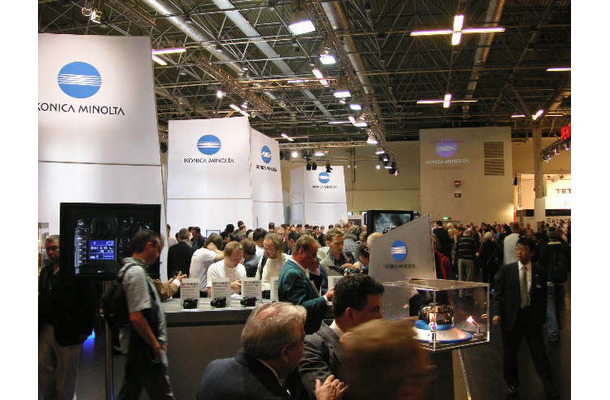 α-7 DIGITALやDiMAGE A200などが展示され、大盛況のコニカミノルタブース（photokina 2004）