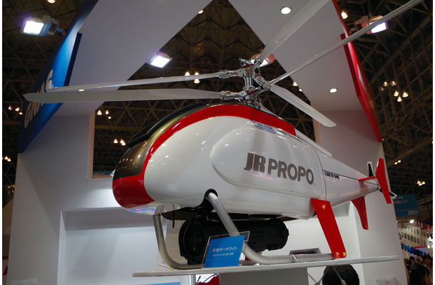 多目的無人ヘリコプター「EARTH ONE」。すでに飛行できる段階となっており、来年4月あたりでの市場投入を予定している。全長1,700mm、エンジン排気量は120ccで、約50分間の飛行が可能（撮影：防犯システム取材班）