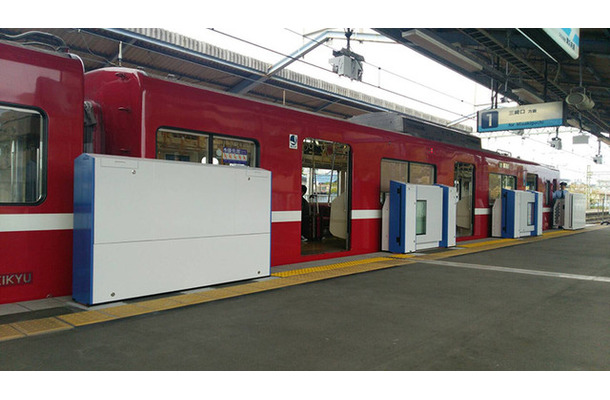 三浦海岸駅に設置された「どこでもドア」。ドア数やドア位置などが異なる車両に対応可能な「マルチドア対応ホームドア」だ（画像はプレスリリースより）