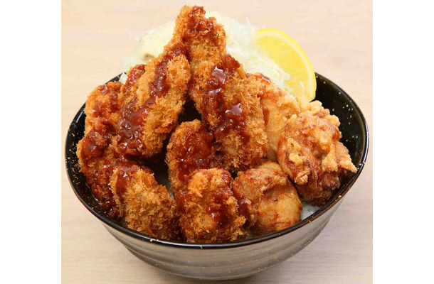 ガスト、カキフライと唐揚げを豪快に盛りつけた丼！その名も「特盛カキからドーーン」