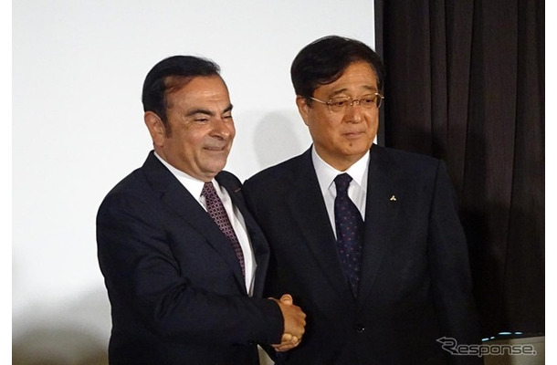 日産自動車のカルロス・ゴーン社長と三菱自動車工業の益子修会長（12日）