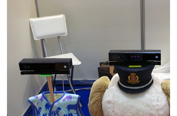 家庭用ゲーム機の周辺機器の一つである「Kinectセンサー」だが、センサー機器単体としても評価が高く、見守りシステムやロボット、デジタルサイネージなどと連携させた機器も数多く開発されている（撮影：防犯システム取材班）