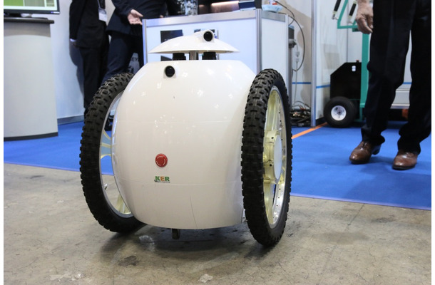 自立型平行二輪ロボット「TAIRA」。敷地の巡回・監視や不審者の追跡、または陸上のトラック競技でランナーに並走しながら撮影するカメラロボット等の用途を想定している（撮影：防犯システム取材班）