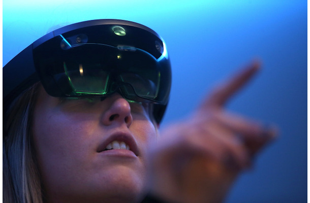 Microsoftのヘッドマウントディスプレイ「HoloLens」（c）Getty Images