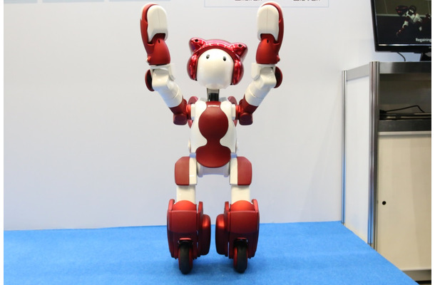 リモートブレイン構成のロボットIT基盤と連携することで、高さ90cmの小型な本体サイズと高度な接客・案内サービスを両立できる（撮影：防犯システム取材班）