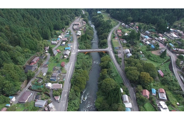 「日本一きついコース」とも言われるいびがわマラソンの会場周辺の上空画像。地上では道が狭いため死角も多いが、ドローンで上空から監視することで安全面を強化する（画像はプレスリリースより）