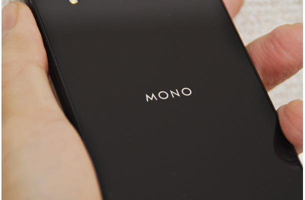 背面にMONOのシリーズロゴを配置。ピカピカのフロント・リアガラスパネル仕様なので、ブラックモデルは特に指紋が付くとやや気になる