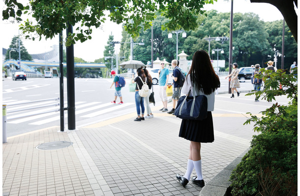 女子高生AIりんな、初フォトブックの発売記念パネル展が15日から開催