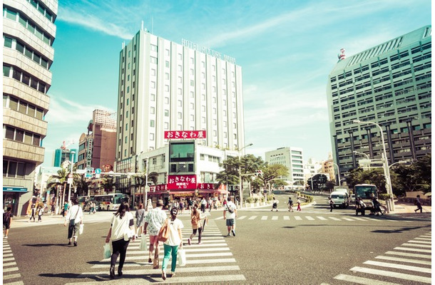 沖縄最大の繁華街・国際通り。スマイルタグの導入は、呼び込みの減少にも繋がった