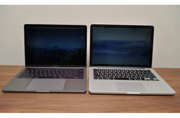 最新のMacBook Pro（左側）と、筆者が使う2014年発売のMacBook Pro Retina、どちらも13インチのモデルを比べてテストした