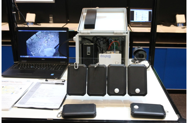 アイニックスの害獣捕獲監視システム「わなタグ」の展示。加速度RF監視タグ、赤外線RF監視タグ、中継器というのが基本構成となっている（撮影：防犯システム取材班）