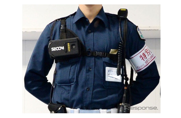 ウェアラブルカメラを右胸に装着したセコムの巡回警備員