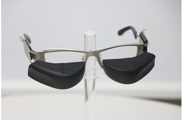 メガネスーパーがメガネ型ウェアラブル端末「b.g.」の最新プロトタイプを発表（2016年12月15日）