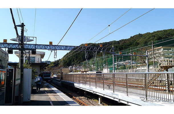 青梅駅の山側に出現した新ホーム（写真右）