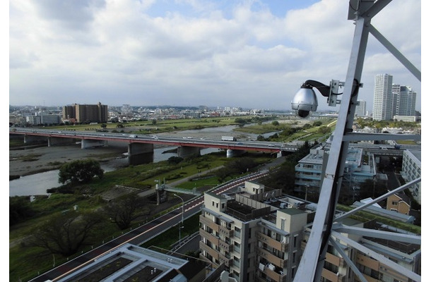 ライブカメラは東京電力パワーグリッドが所有する送電用鉄塔に設置され、二子玉川駅近辺の多摩川の様子を広域で確認することができる（画像はプレスリリースより）