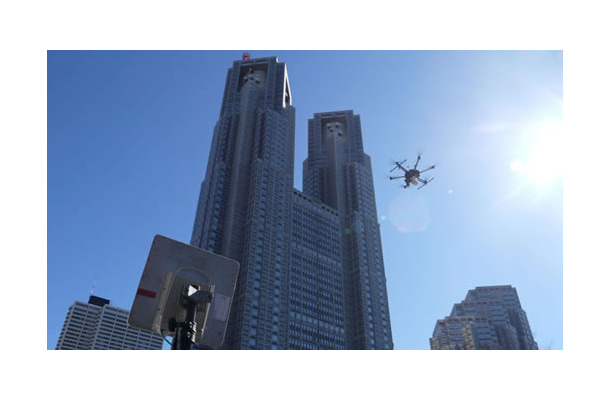 ドローン映像は新宿中央公園から工学院大学、新宿区役所へマルチキャストで共有され、各拠点のネットワークカメラ映像も共有される。長距離無線アンテナは4.9GHz帯を利用したRAD Data Communications社の「Airmuxシリーズ」が使用された（画像はプレスリリースより）