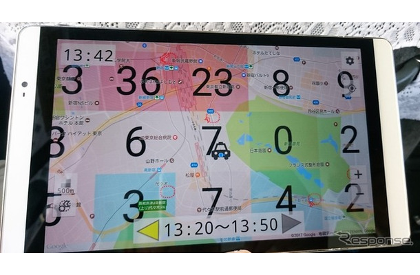 乗務員がもつタブレット。500メートル四方のエリアごとに、乗車人数予測のヒートマップが表示されている。