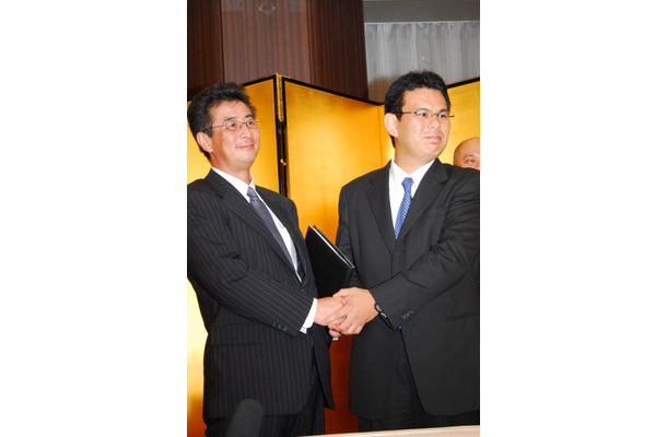 （左）アッカ・ネットワークス代表取締役社長の須山勇氏（右）イー・アクセス代表取締役社長の深田浩仁氏