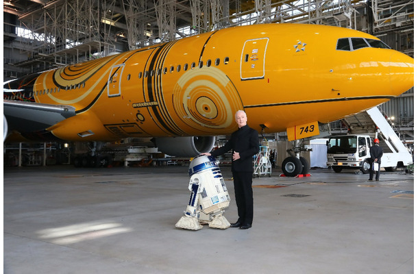 ANA、特別塗装機「C-3PO ANA JET」公開！アンソニー・ダニエルズも登場