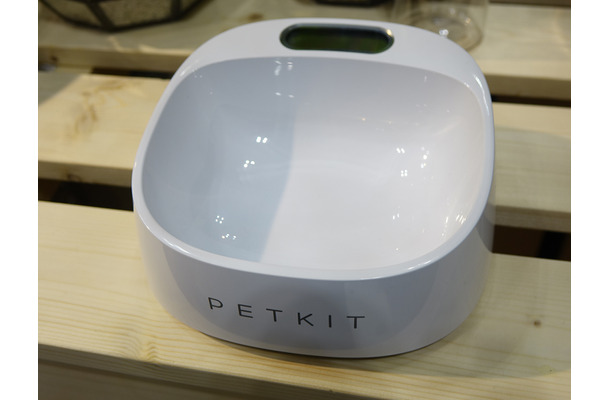 グラム表示もしてくれるペット用食器「PETKIT」がデモ中