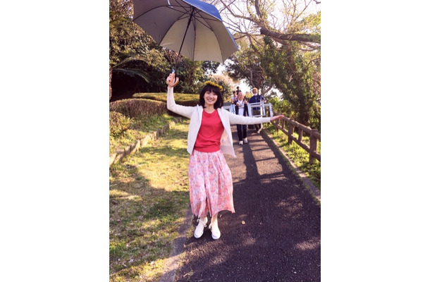 波瑠が日傘片手に陽気な浮かれポン姿を披露！ファンからは「写真可愛すぎます！！！」