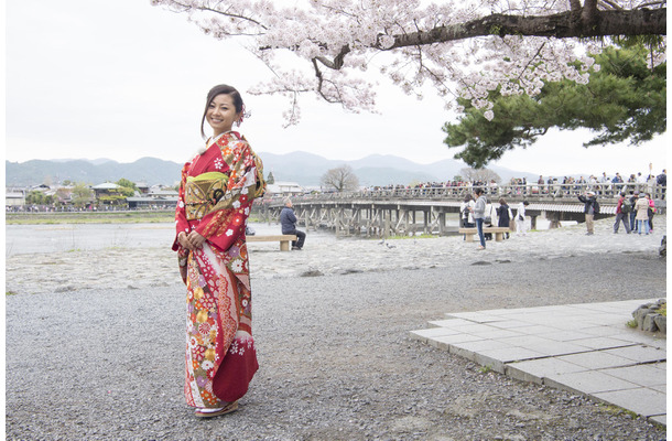 倉木麻衣が嵐山一日観光大使に！深紅の着物姿で登場