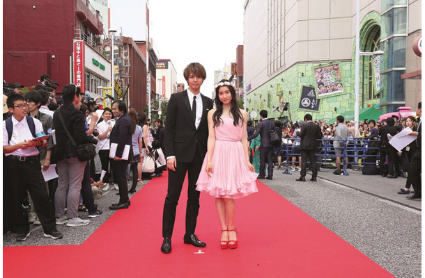 土屋太鳳と片寄涼太が第9回沖縄国際映画祭に登場！レッドカーペットイベントにも参加