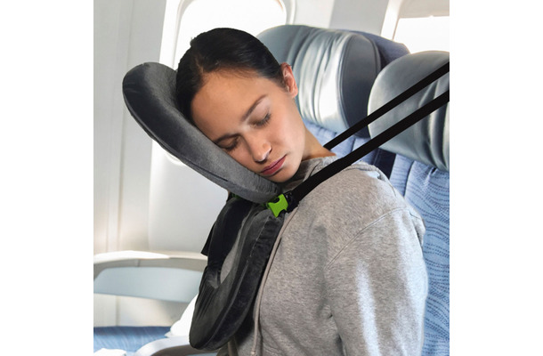 様々な体勢で死んだように眠れるトラベルピローが登場