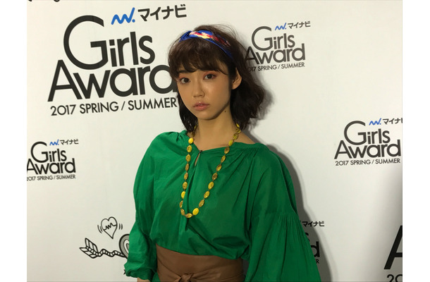 山谷花純が緑のワンピースでGirlsAwardに登場！センターステージでは笑顔も