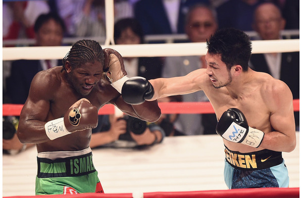 アッサン・エンダム（左） とWBA世界ミドル級王座決定戦で戦う村田諒太（2017年5月20日）