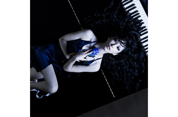 中島美嘉の妖艶な姿が公開に！バラを抱えてピアノに横たわる新ジャケット