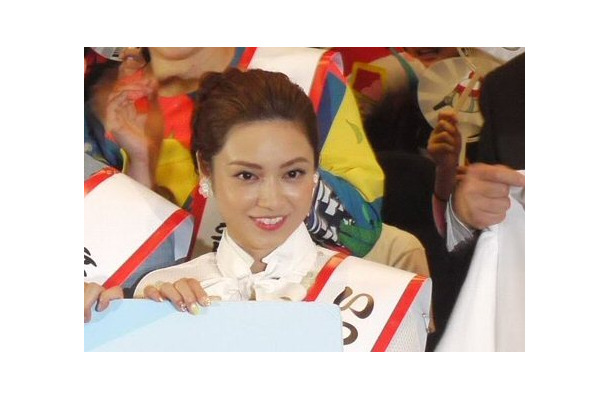 平愛梨が結婚祝いに大興奮「ケーキかと思ったらお肉パラダイス」
